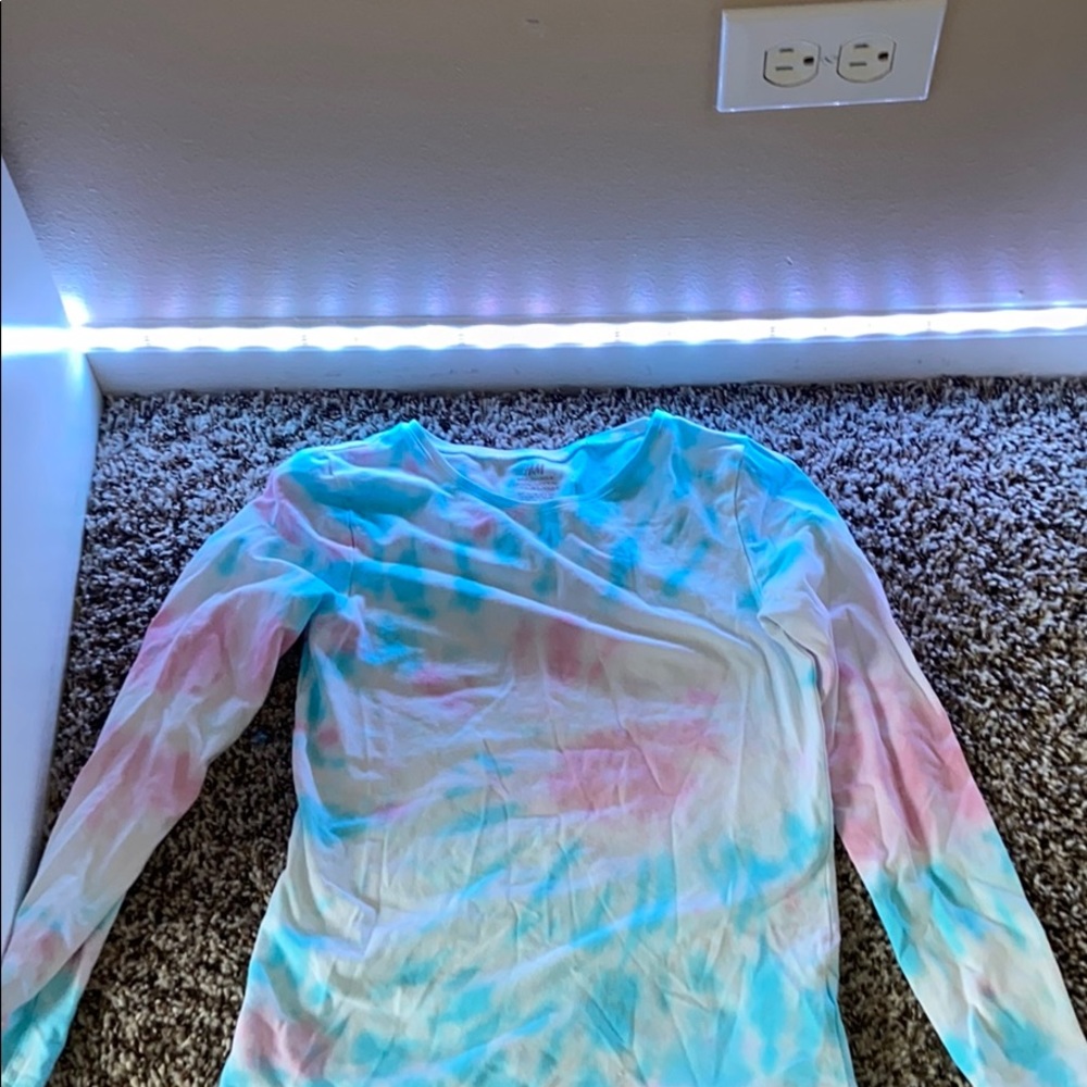 Long sleeve shirt tie-dye.
